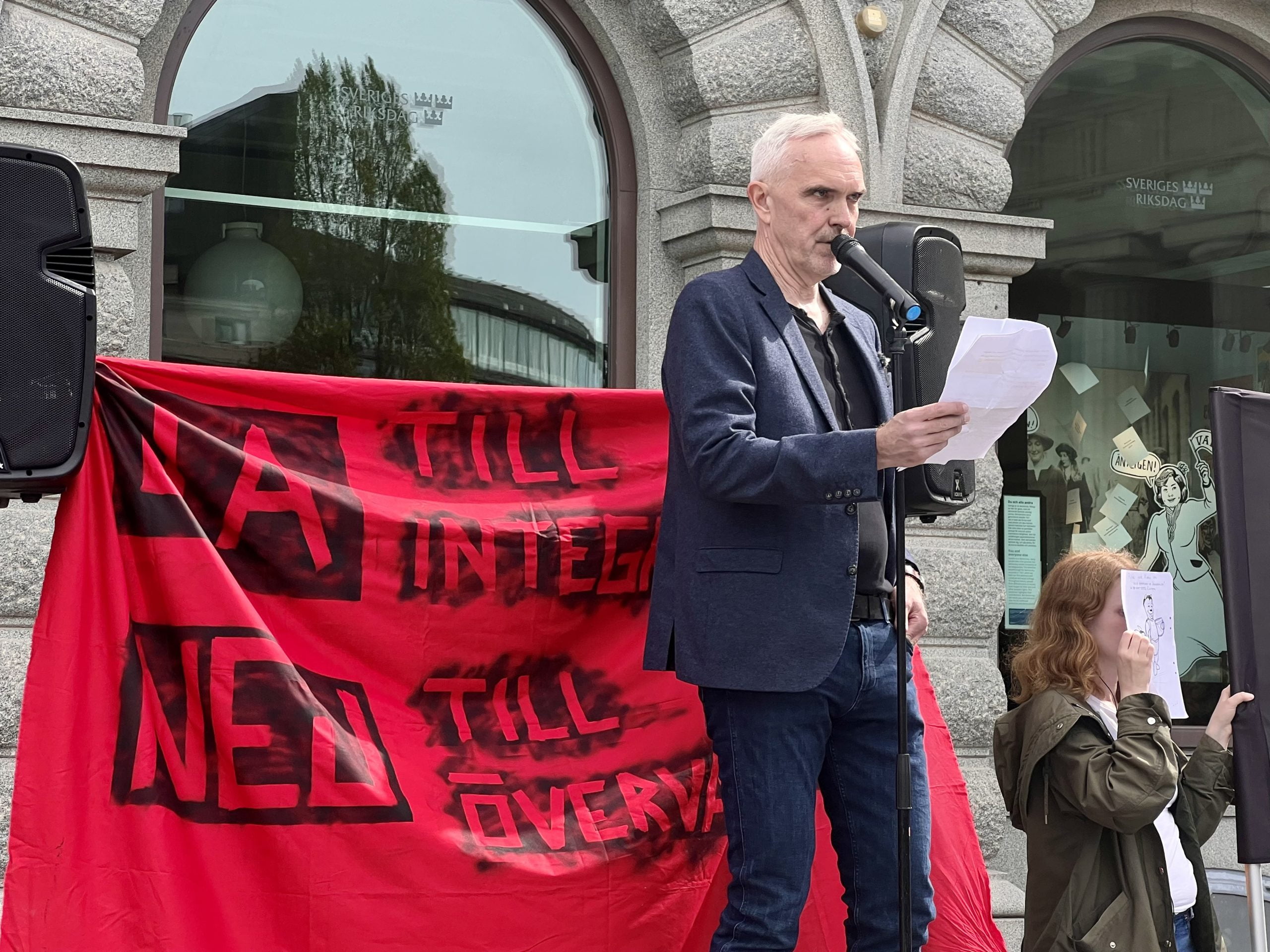 Jon Karlung (vd på Bahnhof) talar vid demonstration. En banderoll med texten "ja till integritet, nej till övervakning” syns i bakgrunden.