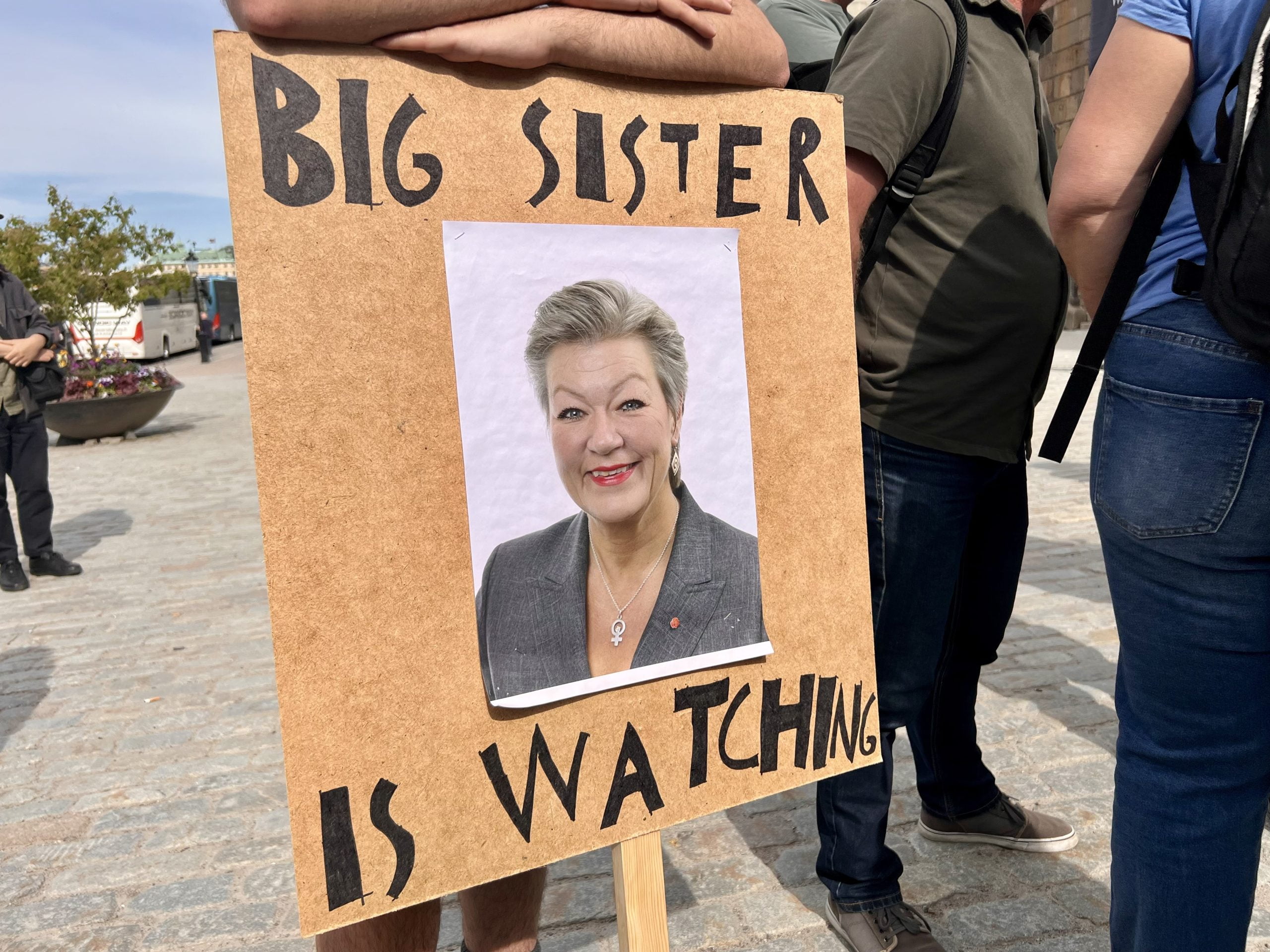 Ett plakat med med texten ”Big sister is watching” (sv. storasyster ser dig) och en bild på EU-kommissionär Ylva Johansson.