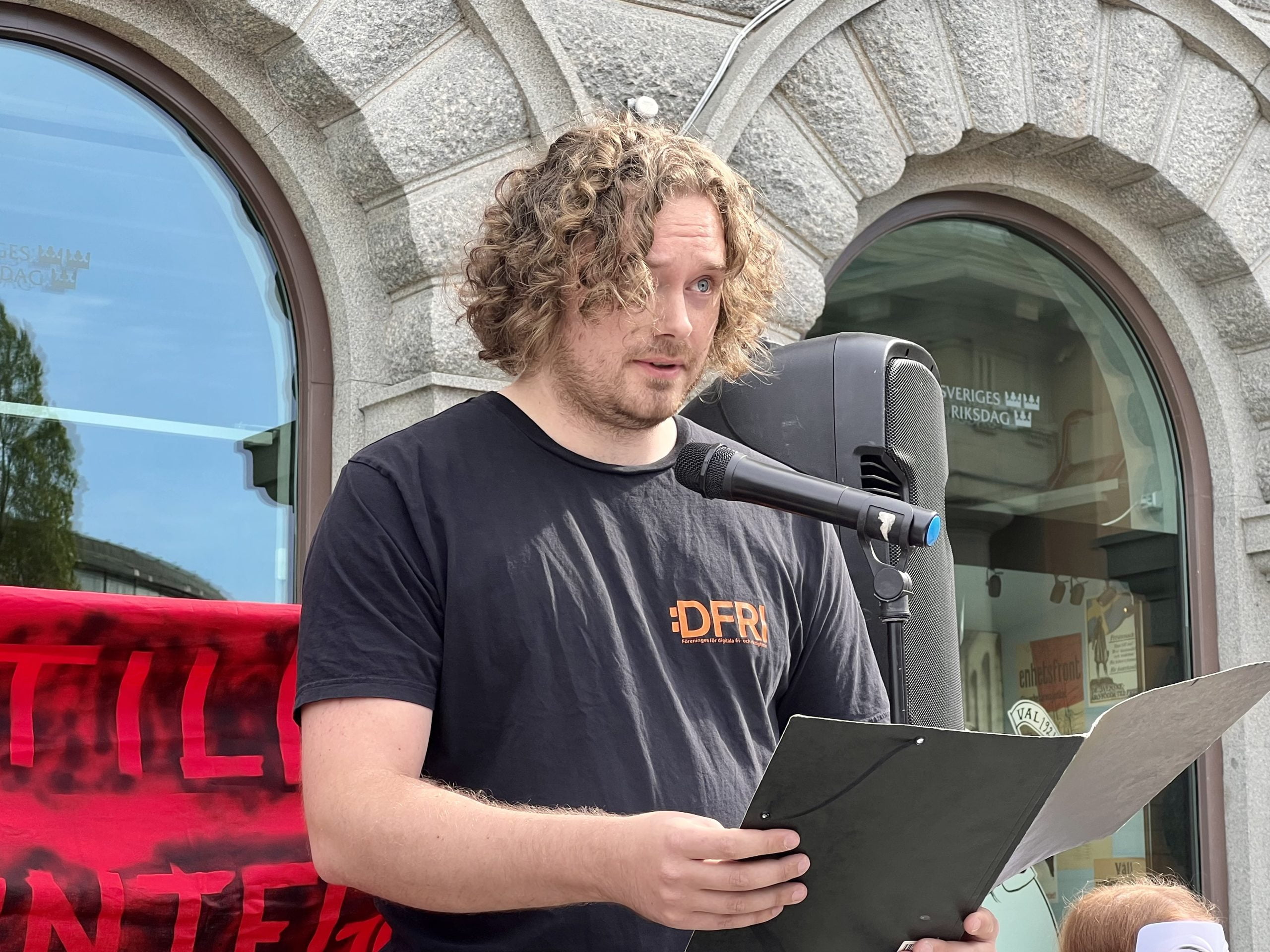 Mattias Axell, ordförande på DFRI, talar vid demonstration.
