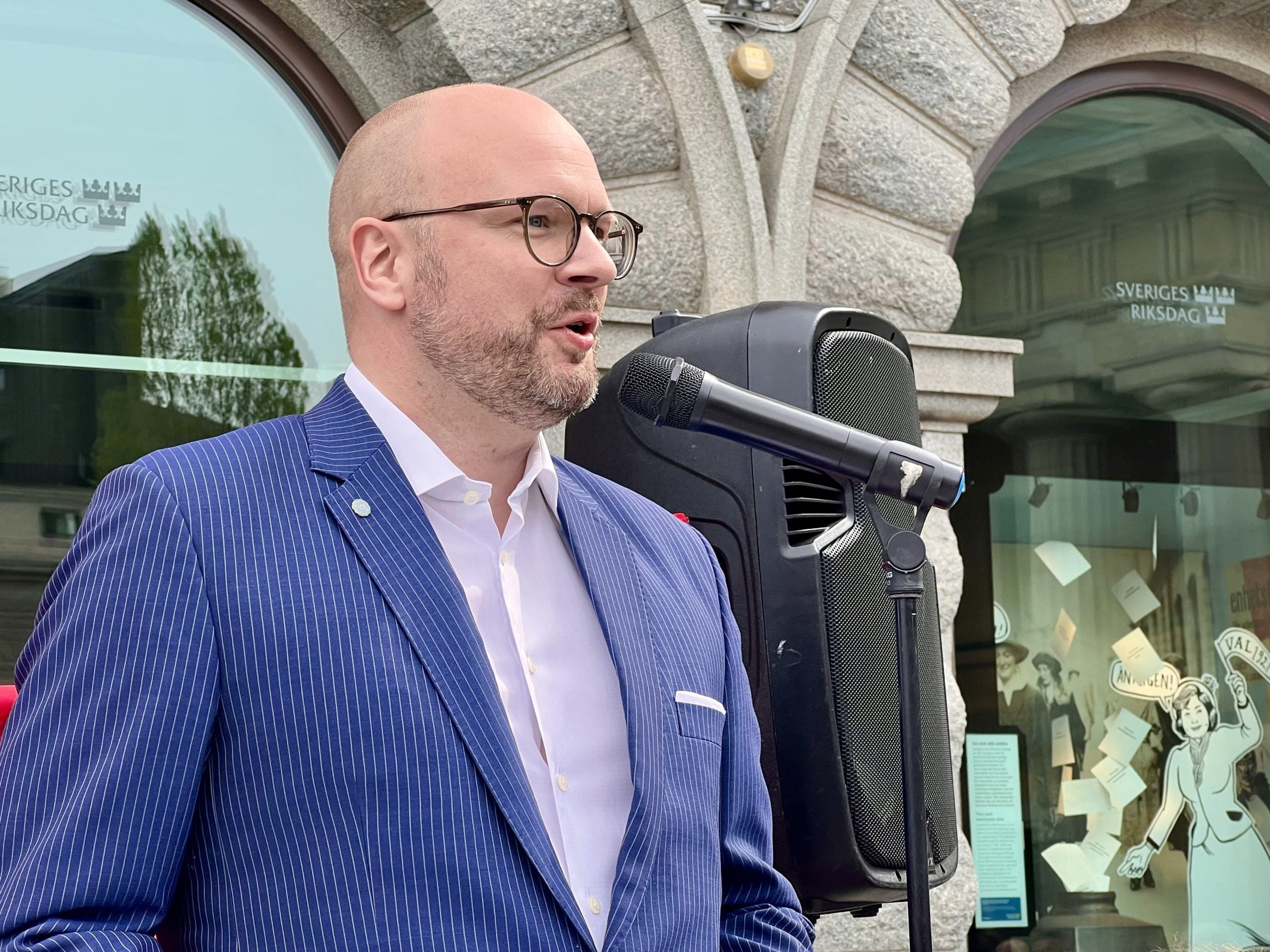 Peter Hellman (advokat på Integritetsbyrån) talar vid demonstration. En stor högtalare syns i bakgrunden.