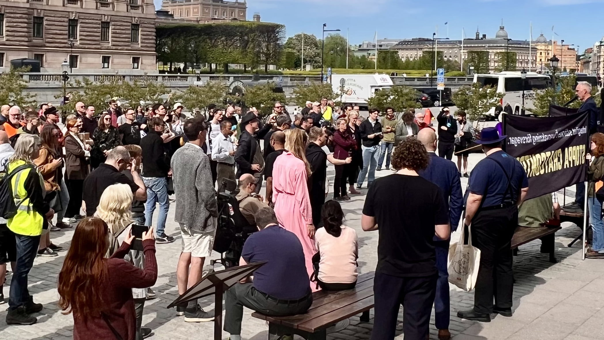 Samling på Mynttorget i Stockholm under demonstration.