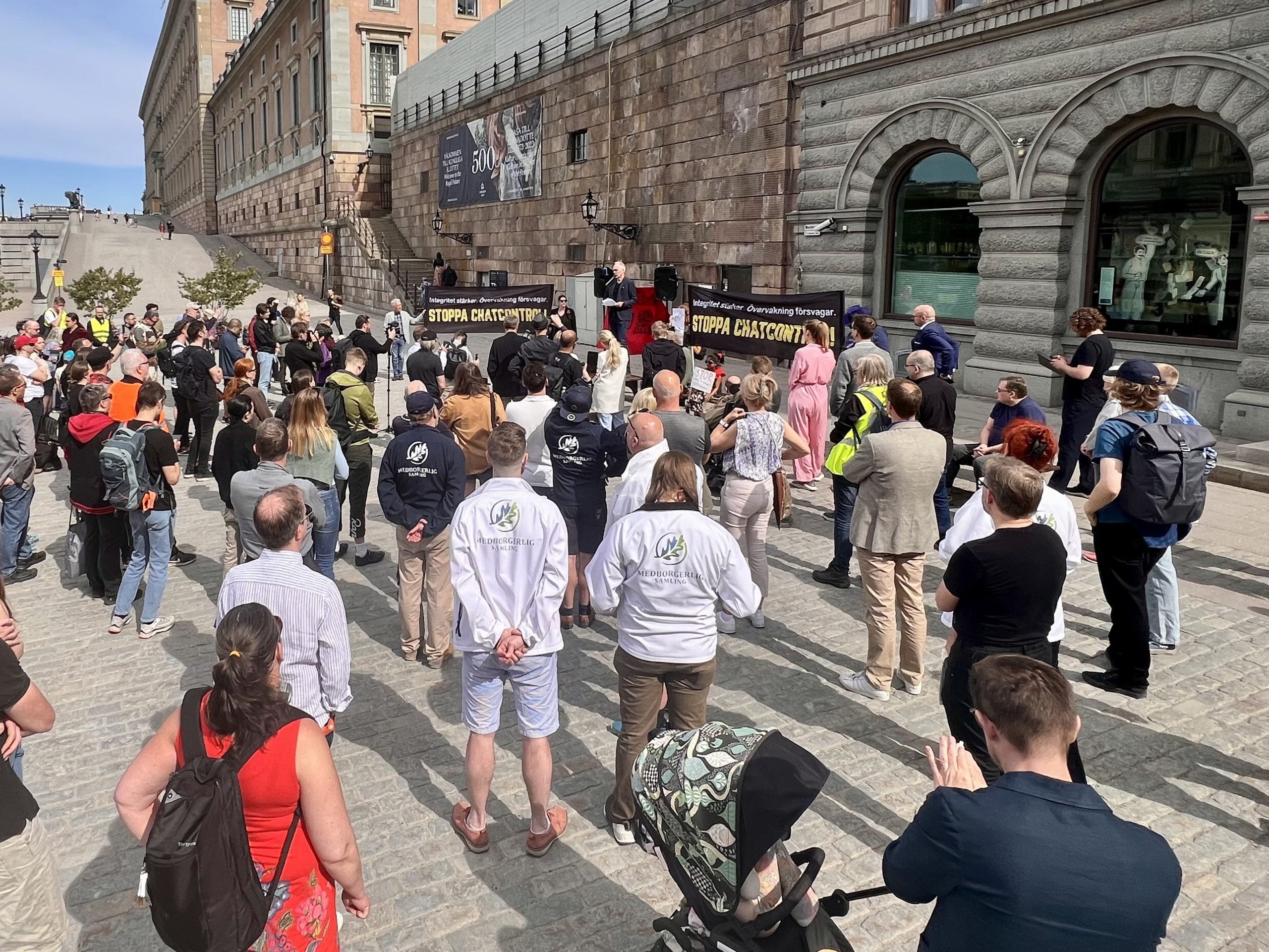 Samling på Mynttorget i Stockholm under demonstration.